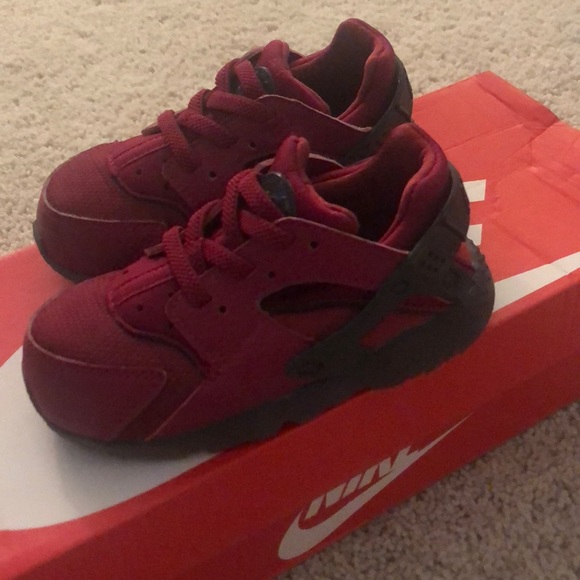 nike huarache maroon
